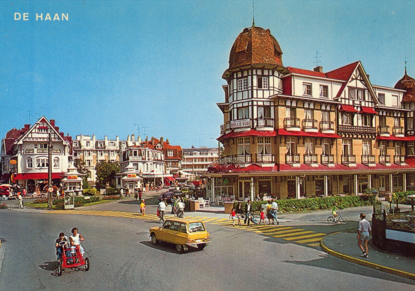 Oude postkaart van De Haan met het Grand Hotel Belle Vue