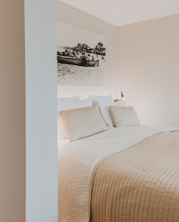 Lichte hotelkamer met linnen beddengoed