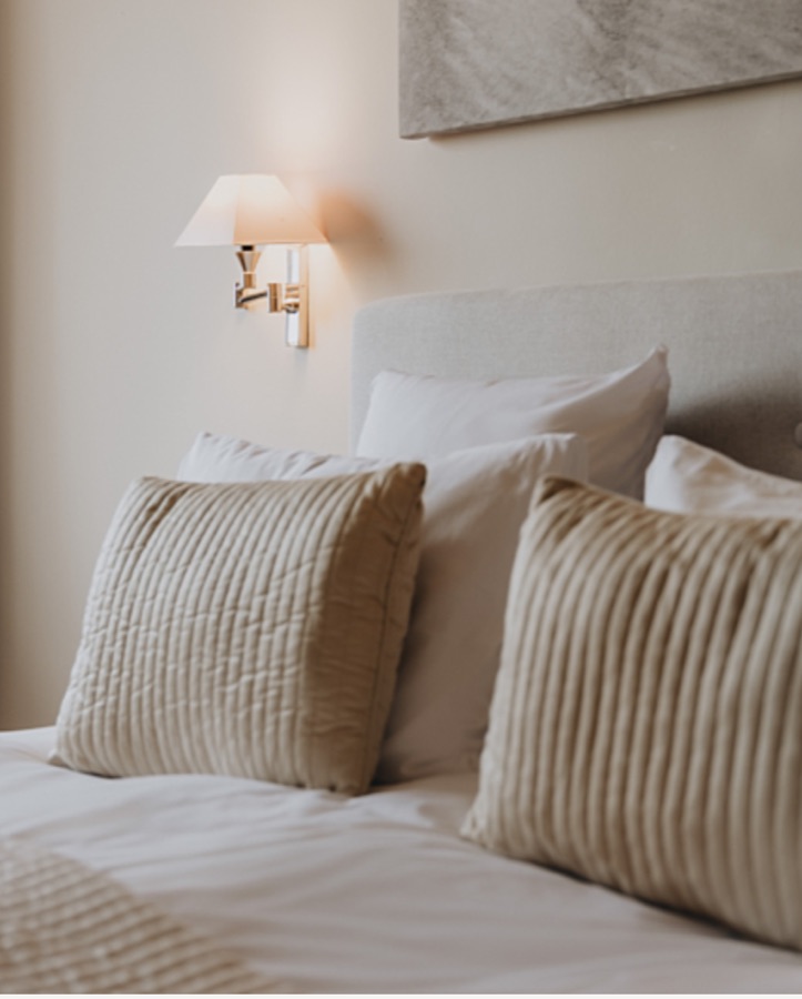 Detail van kussens en wandlamp