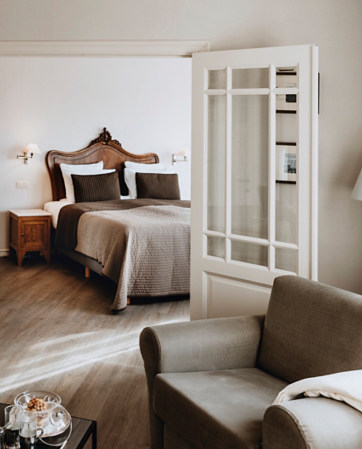 Ruime suite met antiek bed